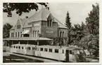 Ett rälsbusståg framför Nora station.