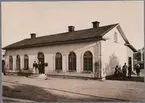 Nora station med Kassören Henning Holmberg och Stins Julius Andersson på trappan.