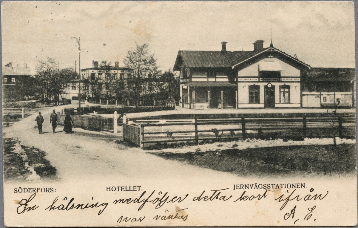 Söderfors järnvägsstation. I bakgrunden syns Söderfors hotell.
