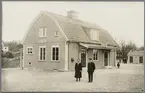 Stationsföreståndare Erik Gustafsson med fru utanför stationshuset i Bergby.