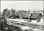 Stationsområdet i Björnlunda. Observera kontaktledningsstolpens nära placering till stationshuset.