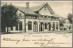 Emmaboda järnvägsstation med järnvägshotellet i bakgrunden.