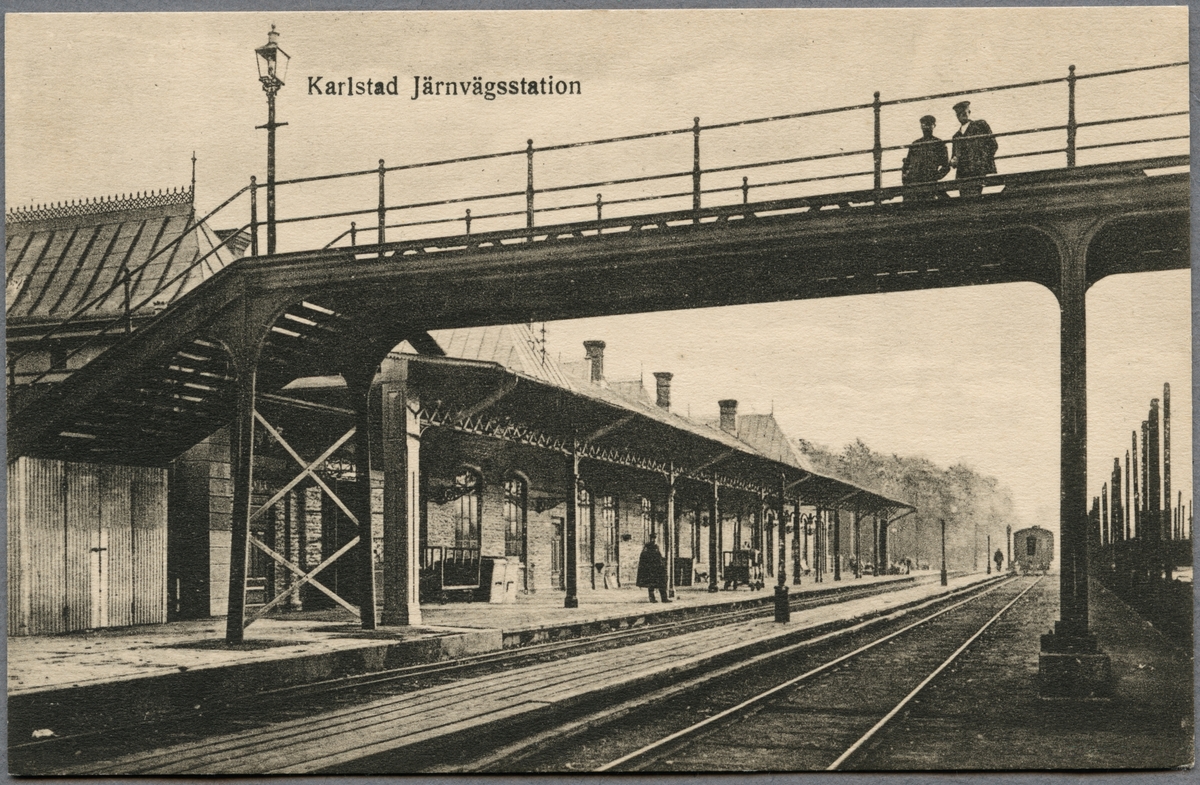 Karlstad station med gångbro över bangården.