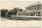 Katrineholm station och ett ånglok med sadeltank framför hotellet.