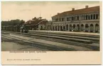 Katrineholm station och ett ånglok med sadeltank framför hotellet.