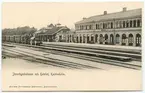 Katrineholm station och ett ånglok med sadeltank framför hotellet.