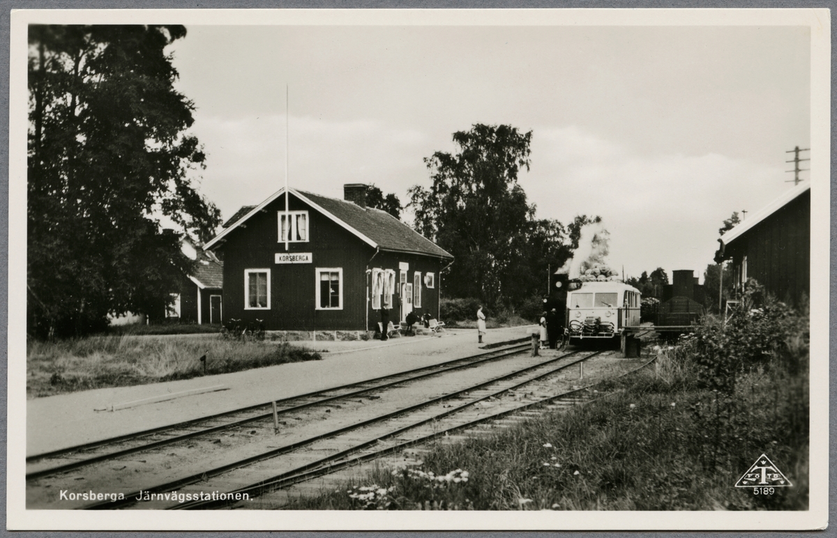 Korsberga station. På spåret en motorvagn tillhörande Hjo - Stentorps Järnvägar, HSJ Yo1p.