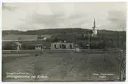 Kungälvs-Ytterby station med kyrkan i bakgrunden.