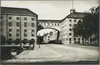 Sockerfabriken i Landskrona vid korsningen Kungsgatan och Drottninggatan med Nyhamn och Säckarnas Bro till vänster. Godsvagnarna märkta Sockerraffinaderiet Landskrona.