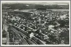 Flygfoto över Oxelösund med Järnvägsstationen nere till vänster.