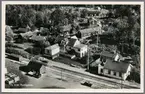 Flygfoto med Ryningsnäs station och diverse byggnader i bild.