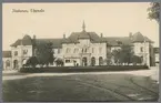 Centralstationshuset från gatusidan med spårvagnstrafik i Uppsala.