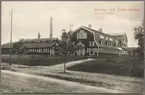 Möbelfabrik sedd från landsväg.