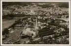 Flygbild över Matfors med omnejd, i förgrunden ses pappersbruket.