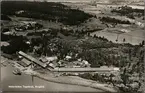 Flygfoto över Mälardalens Tegelbruk i Brogård vid Kvistabergsvikens strand i Mälaren.