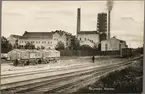 Skutskärs cellulosafabriker. Uppsala-Gävle Järnväg, UGJ kalkvagn 253 till vänster i bild.