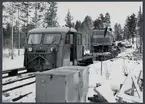 Statens Järnvägar, SJ MTR 53p 381. Motortrallan med grävskopa vid Blidstena på linjen mellan Åtvidaberg och Västervik. Banarbete för breddning av banan till normalspår.
SJ överföringsvagn Q36.