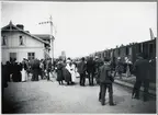 Resande kliver av tåget på Åtvidabergs station.