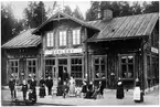 Personal med anhöriga vid Gamleby station.