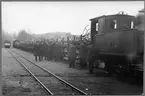 Överum Station 1920-talet, Norsholm - Västervik - Hultsfreds Järnvägar, NVHJ lok 10.
Från höger i bild:
Lokförare Y Brandt,
Eldare O. Andersson,
Stins Larsson,
Stationskarl Nyström,
Stationskarl Berglund,
Konduktör Landin,
Bromsare okänd.