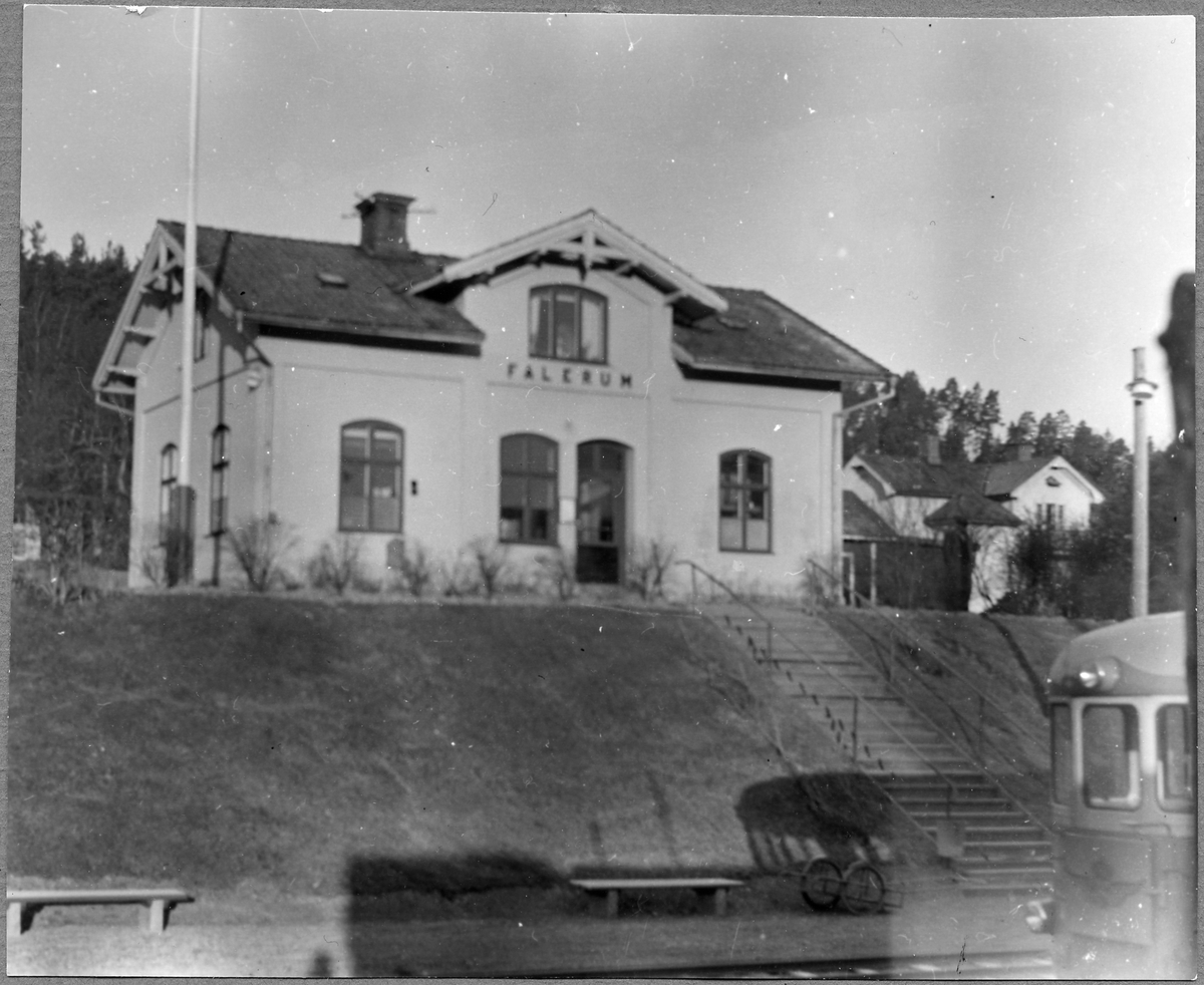 Falerum station med Statens Järnvägar, SJ YBo5p rälsbuss vid plattform.