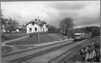 Rälsbusståg vid Falerum station.
