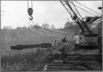 Utbyte av bron vid Kvistrum till normalspår hösten 1963. Betongbron väger 18 ton. På linjen Åtvidaberg - Västervik.