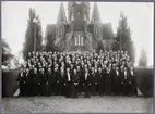 1944 års medaljörer fotograferade framför kyrkan.