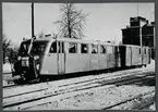 Rälsbuss med släp på Västervik station. Norsholm - Västervik - Hultsfreds Järnvägar, NVHJ Yo 12 och NVHJ UDFo 191.