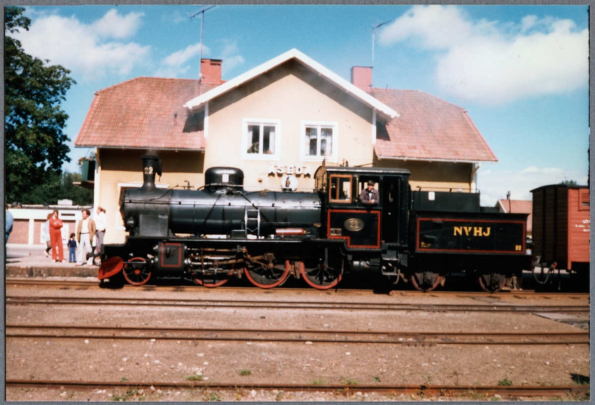 Norsholm-Västervik-Hultsfreds Järnväg, NVHJ lok 22 vid Åseda station.