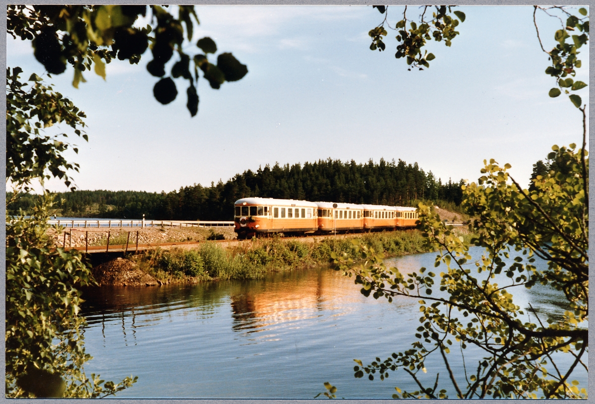 Tåg 2154 som bestod av fyra YP på sträckan Västervik - Hultsfred.
YP 873 +19 augusti var sista dagen med reguljär trafik och det enda tillfället som frälsarkransarna var uppsatta på fordonen. Det är dessutom bara fyra fordon i tåget och det stämmer med tåg 2154. Som jag skrev på Järnvägshistoriskt forum bestod detta av YP 873 + 801 + 893 + 900. Källor till sammansättningarna: Ånghwisslan 1763:10 och 1764:13. 801 + 893 + 900