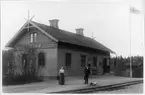 Stins Olsson med hustru framför stationshuset i Lakvik.