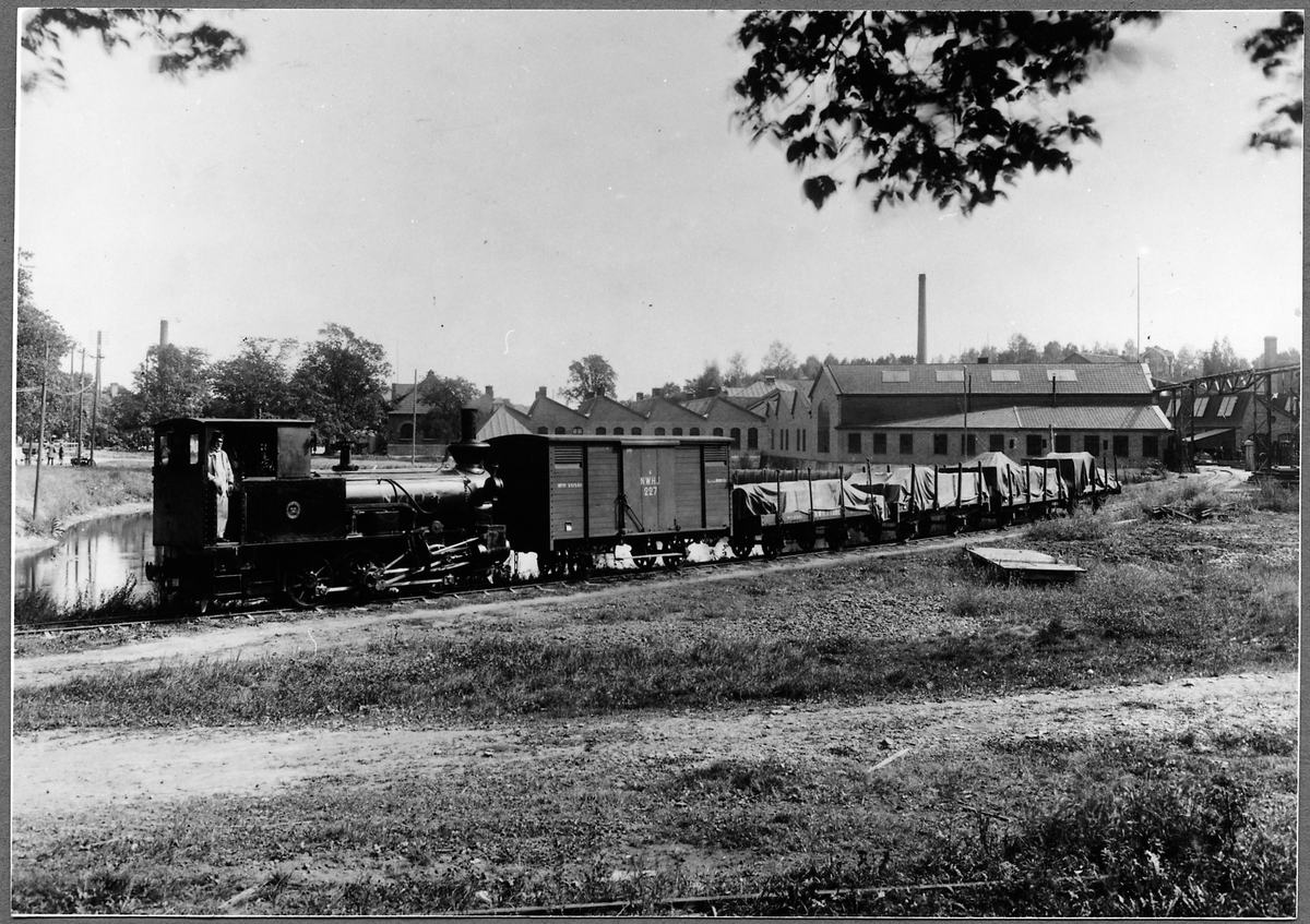 Norsholm - Västervik - Hultsfreds Järnvägar, NVHJ lok 4, NVHJ godsvagn 227 och NVHJ godsvagn 1286. Växling vid Åtvidabergs Signalfabrik på 1920-talet.