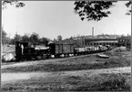 Norsholm - Västervik - Hultsfreds Järnvägar, NVHJ lok 4, NVHJ godsvagn 227 och NVHJ godsvagn 1286. Växling vid Åtvidabergs Signalfabrik på 1920-talet.