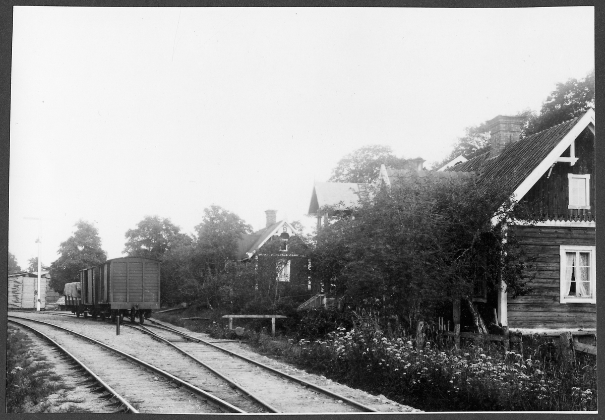 Stationsområde och banvaktstuga 9. Borggård håll- och lastplats.