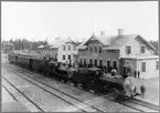 Mora Vänerns Järnväg, MVJ lok 5 och MVJ lok 3 med persontåg vid Vansbro station.