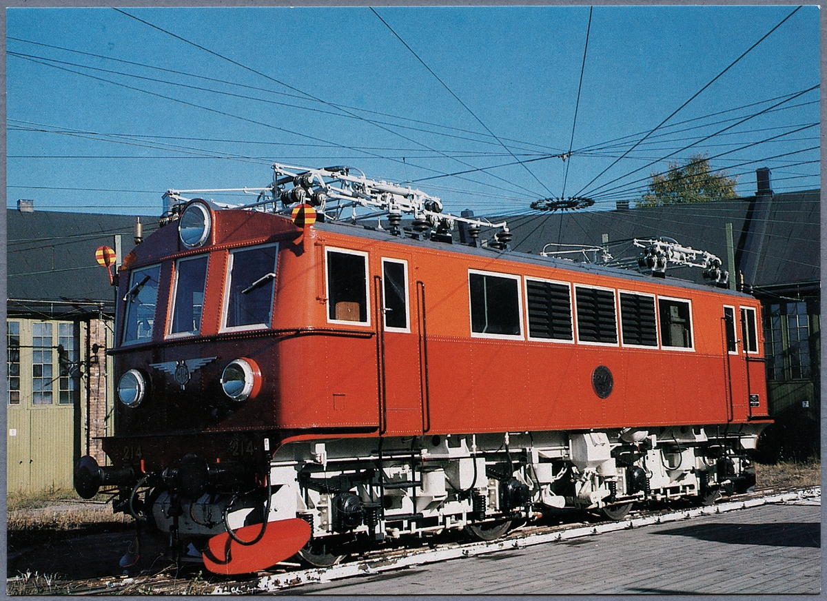 Ellok BJ litt O nr 214, SJ Litt Bk N.
Nederdelen mörkröd, överdelen klarröd. Gråvit korg. Emblemen på fronten är GDG:s (Tfv Göteborg-Dalarna-Gävle).
Loket har fyra motorer med en sammanlagd effekt av 2500 hk (1840 kW).

F.d. ID Bk 734

GDG-emblemet framtill har separat inventarienummer Jvm 17211.