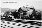 Mölnlycke station. Göteborg - Borås Järnvägar, GBJ K 2. Loket tillverkades 1893 av Nohab, skrotat 1943.