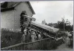 Riddersvik lokstall. 
Ånglok SWB L 47, Stockholm Västerås Bergslagens Järnvägar, har kört igenom lokstallets vägg i Riddersvik (efter 1920-06-01 Hässelby Villastad).