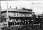 Personal vid Fågelsta station. Fågelsta-Vadstena-Ödeshögs Järnväg, FVÖJ lok 1 