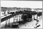 Lastning av kolvagnar. Kolbryggan på bangården vid Åtvidaberg station.