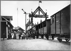 Hultanäs station med invigningståg. Växjö - Virserum Järnväg, WWJ godsvagn 18 och Växjö - Klavreströms Järnväg, VKJ N 92.