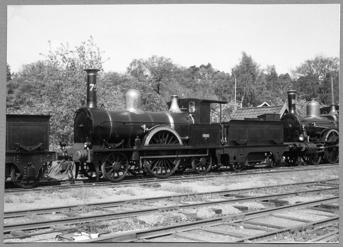 SJ ånglok litt Aa Nr 75, "Göta".
Största tillåtna hastighet: 90 km/h
Bufferttyp: mod. "Ä". Läder med tagelstoppning.
Tender: A nr 63. (kommer från 63, YMER)

Data från Katalog över Statens järnvägars avdelning å Baltiska utställningen i Malmö 1914, Stockholm 1914, s 16:

Cylinderdiameter 381 mm
Slagets längd 508 mm
Drivhjulsdiameter 1874 mm
Effektivt ångtryck 8,5 kg/kvcm
Eldyta total inv. 77,30 kvm
Rostyta 1,30 kvm
Hjulbas 4268 mm
Vikt i tjänst 24,80 ton
Adhesionsvikt 12,00 ton
Dragkraft 2170 kg
Tenderns vikt inklusive fulla förråd bestående av 1,40 ton kol och 5,43 ton vatten 14,28 ton.