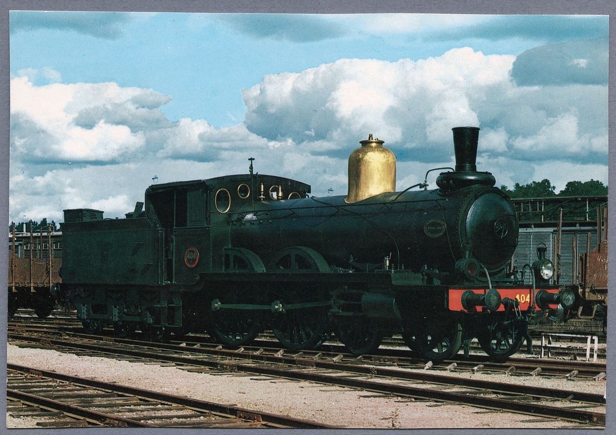 Ånglok Cc 404, tender litt C nr 404.
Tillv. nr. NH 323.
Ångloket är aldrig ombyggt, men ommålat med senare färger 1987.