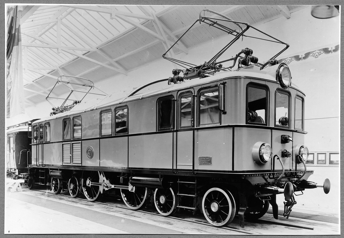 Ellok litt Pa nr 27.

Lok 27 är ett av två snälltågslok, som i princip är uppbyggda som de första malmtågloken, men som enkellok. Motorn är två meter i diameter och driver utan kugghjul, via koppelstänger, lokets blindaxel.
Loket är i 1930 års utförande och i körbart skick.
Plåtklädd träkorg, blågrå.