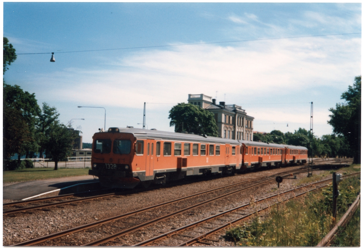 Statens Järnvägar, SJ YF1 1328, SJ Y1 1344 och SJ Y1 1342 framför Västervik stationshus.