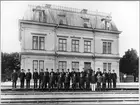 Personal utanför Karlskrona Norra Järnvägsstation. Mellersta Blekinges Järnväg, MBIJ.