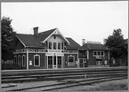 Stationshuset i före detta Bergslags Ställdalen, sedermera Ställdalen. Huset till höger är ett ställverkshus.