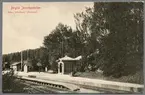 Bergvik väntkur nedanför stationen som är på kullen.