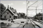 Stavsjö järnvägsstation.


Persontåget består av ett D-lok och därefter en F1. En tidningsvagn GTi går före resgodsvagnen Fo4 25740 (ASJA 1933) och eventuellt en Co9.